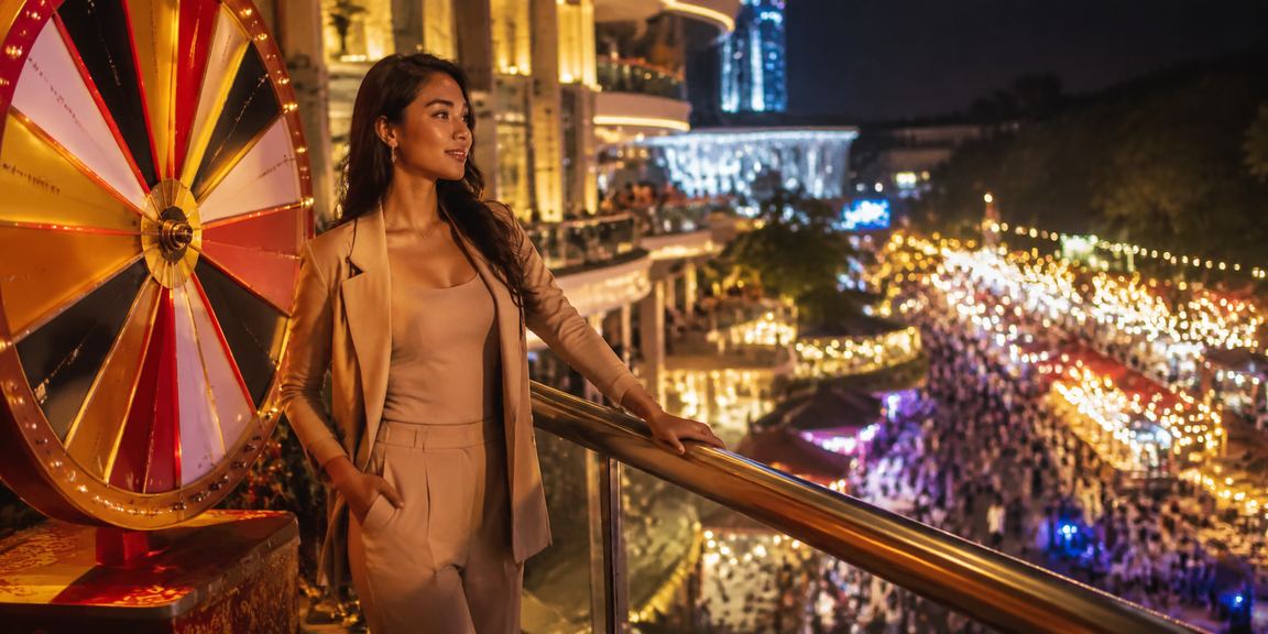 Meja roulette casino di suasana pasar malam Vietnam yang ramai